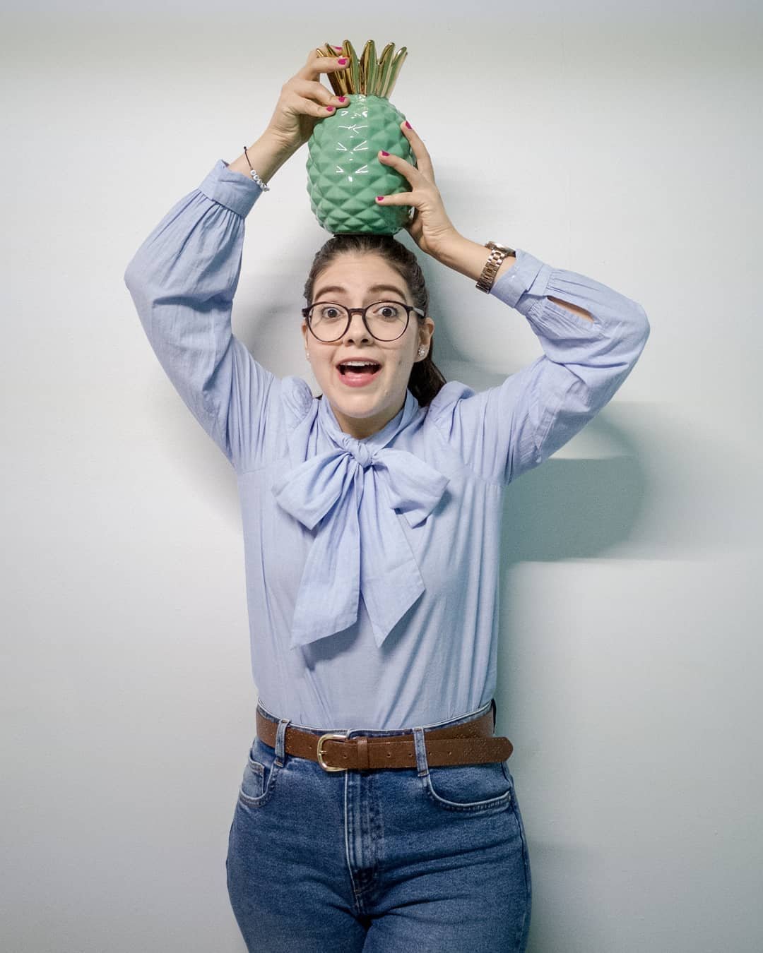 Linda sostiene una piña sobre su cabeza
